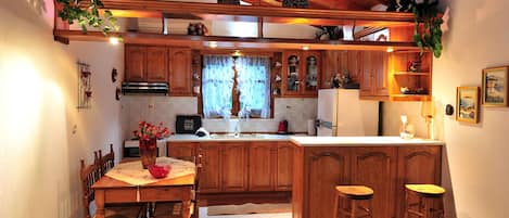 Rumah, 2 kamar tidur | Dapur pribadi | Lemari es besar, oven, kompor, dan ketel listrik
