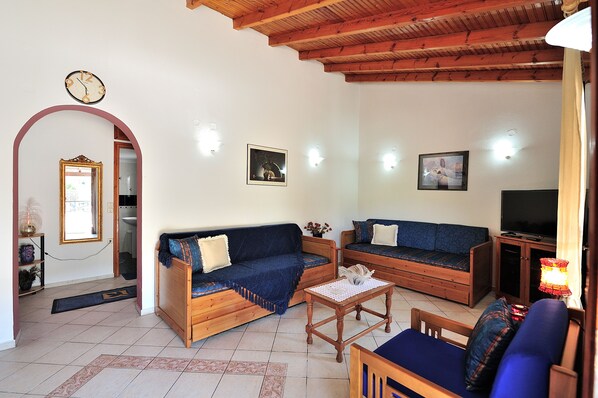 House, 2 Bedrooms | Living area