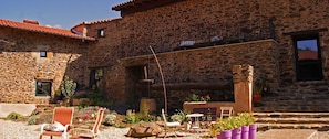 Courtyard - Hotel Rural Las Campares (Santa Maria de Ordas)