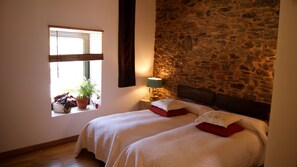 Twin Room | Desk, soundproofing, free WiFi, bed sheets - Hotel Rural Las Campares (Santa Maria de Ordas)