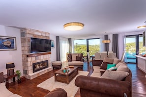 Fernseher, Kamin, Videospielkonsole, Tischtennisplatte