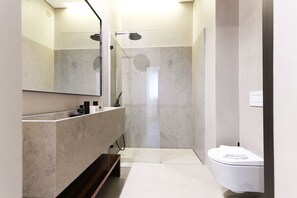 Apartment, 1 Bedroom, Accessible, Kitchen | Bathroom | Shower, hair dryer, towels - Avenida Premium by Homing (Lisbon)