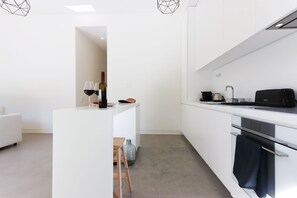 Departamento, 1 habitación, cocina | Cocina privada | Refrigerador, microondas, horno y parrilla de estufa 