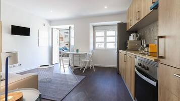 Apartment, 1 Bedroom, Kitchen | Private kitchen | Full-size fridge, microwave, oven, stovetop