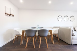 Appartement, 2 chambres, cuisine | Cuisine privée | Grand réfrigérateur, micro-ondes, four, plaque de cuisson