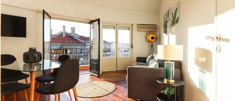 Apartment, 2 Schlafzimmer, Küche | Wohnzimmer | Flachbildfernseher