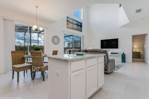 Microwave, oven, dishwasher, coffee/tea maker - Fantastic Villa With Themed Rooms! Enjoy This Golf Community, Close to Parks. - 6bd, 5BA (Davenport)