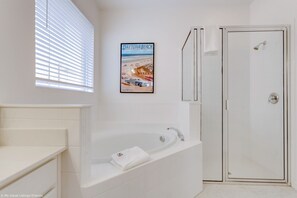 Badewanne und Dusche (separat), Handtücher