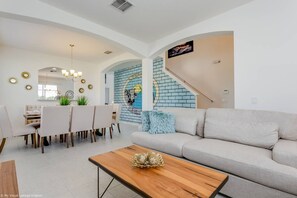 1-inch LED TV with cable channels, TV - Fantastic Villa With Themed Rooms! Enjoy This Golf Community, Close to Parks. - 6bd, 5BA (Davenport)