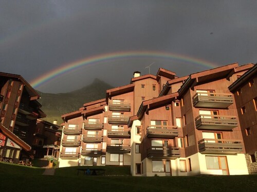 Amazing location, Ski in/out!! 2 minutes to bars, shops & ski school! with wifi!