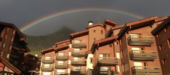 Amazing location, Ski in/out!! 2 minutes to bars, shops & ski school! with wifi!