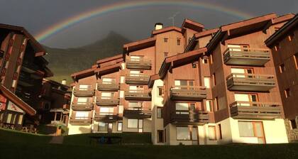 Amazing location, Ski in/out!! 2 minutes to bars, shops & ski school! with wifi!