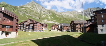 Amazing location, Ski in/out!! 2 minutes to bars, shops & ski school! with wifi!