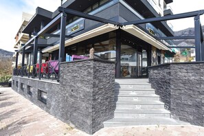 Front of property - Hotel Del Medio (Sutomore)