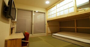 1 habitación, escritorio y ropa de cama