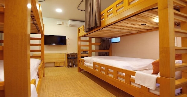 1 bedroom, desk, internet, bed sheets