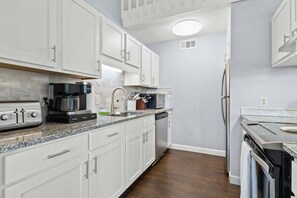 Een koelkast, een magnetron, een oven, een vaatwasser