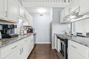 Geladeira, micro-ondas, fogão, lava-louças