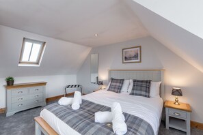 2 bedrooms, premium bedding, desk, laptop workspace - The Steadings - by StayDunfermline (Dunfermline)