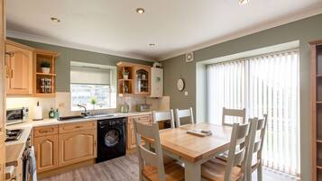 Luxury Cottage | Private kitchen | Full-sized fridge, microwave, oven, electric kettle