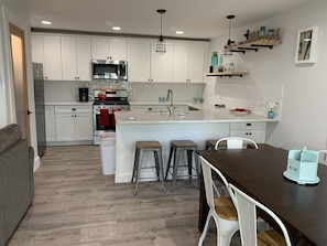 Fridge, microwave, oven, stovetop - Private Crystal Lake Beach, walk downtown Beulah! Biweekly & ￼monthly discounts. (Beulah)