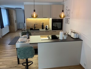 Fridge, oven, stovetop, dishwasher