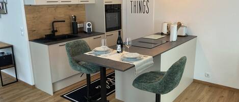 Fridge, oven, stovetop, dishwasher