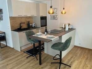 Fridge, oven, stovetop, dishwasher