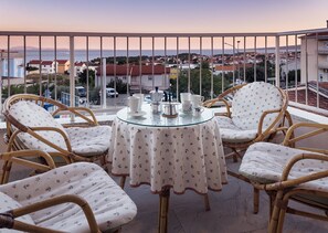 Outdoor dining - Rosa 4*, 2-Bedroom Apartment with a Sea View (Krk)