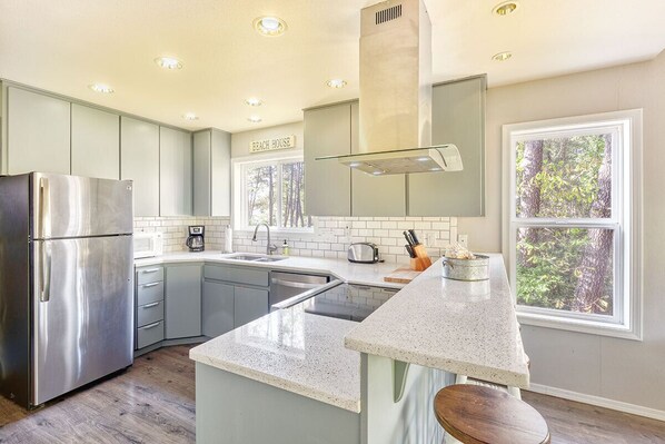 Fridge, microwave, oven, stovetop - Dog-Friendly, *HOT TUB*, Walk to Beach (Sisu) (Ocean Park)
