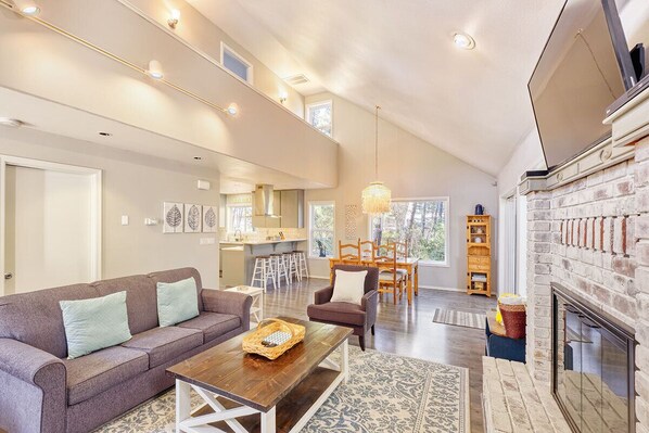 Smart TV, chimenea, videojuegos, libros