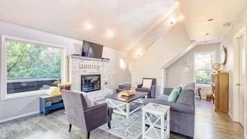 Smart TV, chimenea, videojuegos y libros