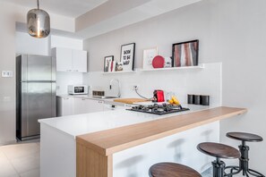 Luxury-Apartment | Eigene Küche | Großer Kühlschrank, Mikrowelle, Ofen, Herdplatte