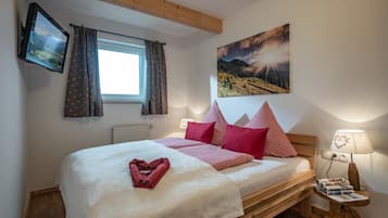 3 bedrooms, travel crib, free WiFi, bed sheets