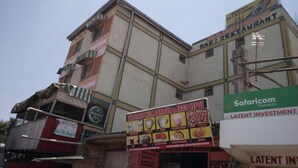 Un edifici amb diversos rèstols, incloent-hi un per a restaurant i un altre per una gelateria i magatzem d'ous.
