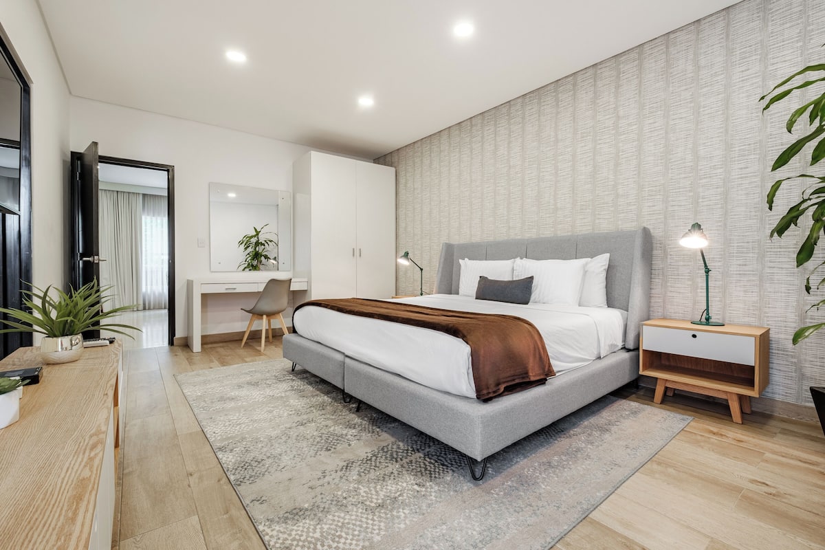 Standard Apartment, 1 King Bed | Minibar, in-room safe, free WiFi, bed sheets