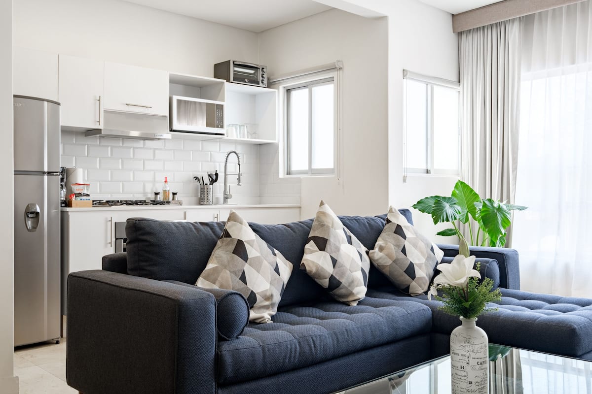 Deluxe appartement, 2 slaapkamers | Woonruimte | Een lcd-televisie