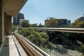 A balcony with a view of a cityscape, including buildings and trees. - Nido Parque Lincoln (Mexico City)