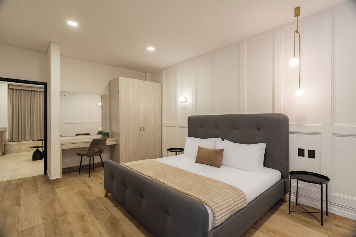 Minibar, caja de seguridad en la habitación, wifi gratis y ropa de cama 