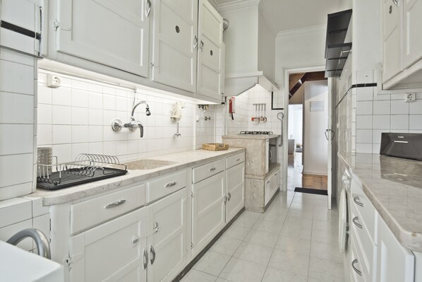 Fridge, stovetop, coffee/tea maker, toaster