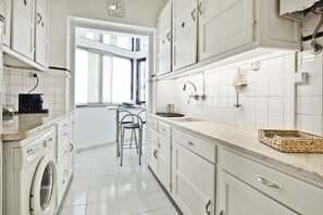 Fridge, stovetop, coffee/tea maker, toaster