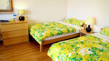 1 sovrum, skrivbord, internet och sängkläder