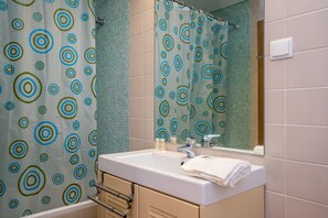 Bathtub, towels - Santa Luzia Terrace Apartment (S31) (Santa Luzia)