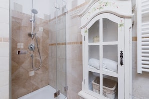Douche, sĂšche-cheveux, serviettes fournies, shampoing