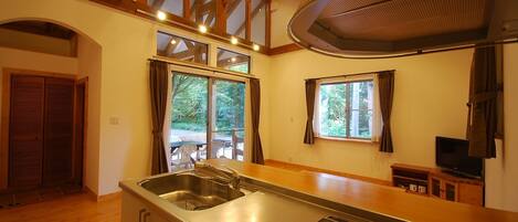 Frigorifero, microonde, piano cottura, pentole/stoviglie/utensili