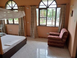 Free WiFi, bed sheets - Comfort Guest House Shanzu (Mombasa)