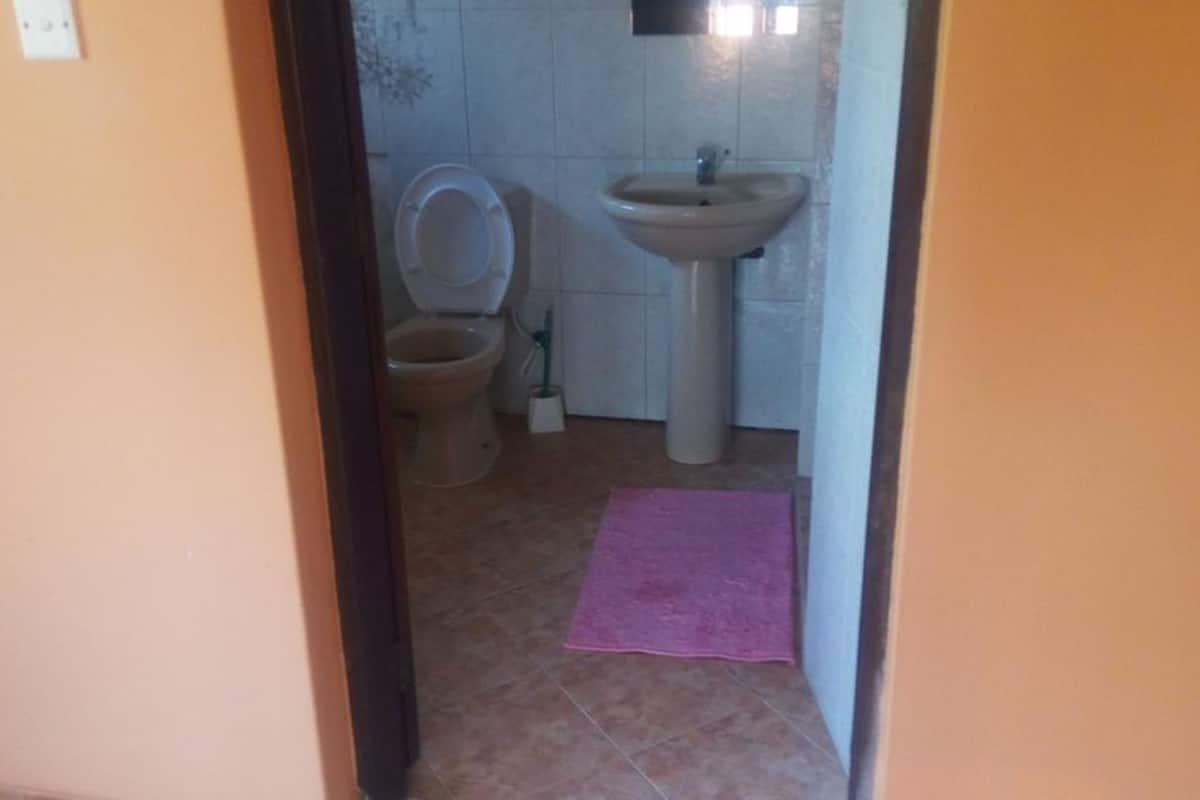 Een douche, een regendouche, gratis toiletartikelen, pantoffels