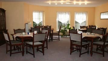 Desayuno buffet todos los días (EUR 10.00 por persona)