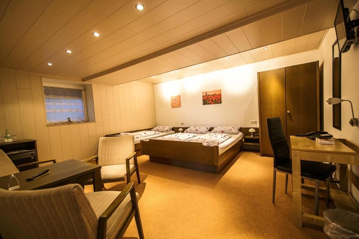 Escritorio, wifi gratis y ropa de cama 