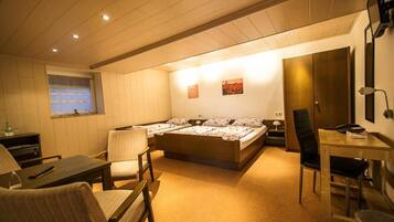 Schreibtisch, kostenloses WLAN, Bettwäsche